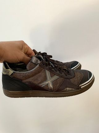 Zapatillas Munich marrones de segunda mano por 30 EUR en Castro-Urdiales en  WALLAPOP