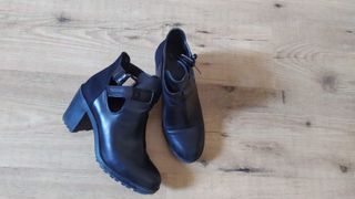 Botines negros tacón zara de segunda mano por 8 EUR en Motril en WALLAPOP