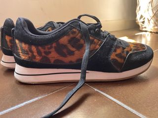 Zapatillas leopardo Zara de segunda mano por 7 EUR en Barcelona en WALLAPOP