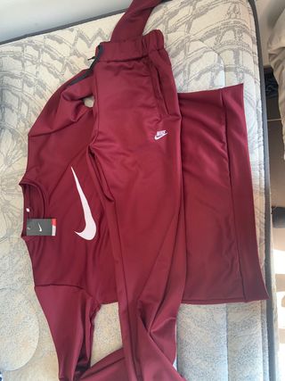 Chandal nike granate sin estrenar talla L de segunda mano por 40 EUR en  Aldeamayor de San Martín en WALLAPOP