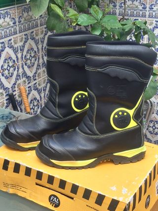 BOTAS DE BOMBERO de segunda mano por 60 EUR en Utrera en WALLAPOP