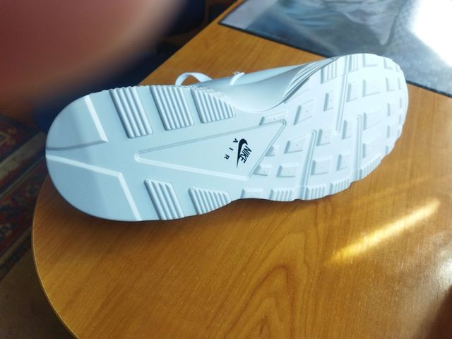 zapatillas blancas de vestir y deporte.