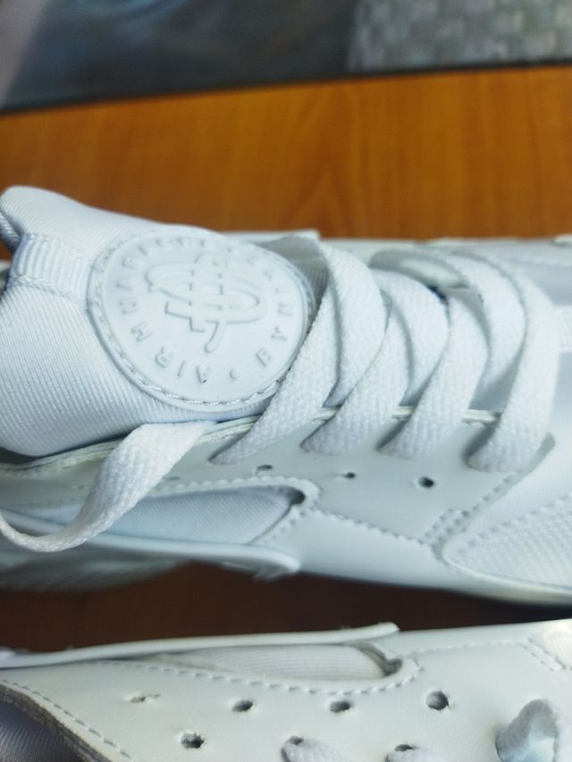 zapatillas blancas de vestir y deporte.