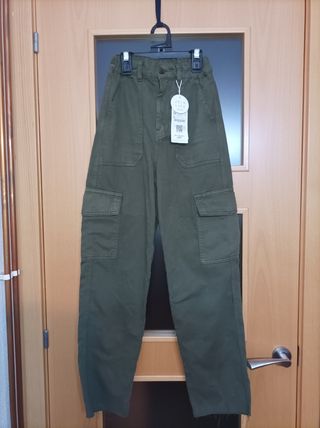 Pantalón cargo Stradivarius nuevo de segunda mano por 12 EUR en Badalona en  WALLAPOP