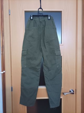 Pantalón cargo Stradivarius nuevo de segunda mano por 12 EUR en Badalona en  WALLAPOP