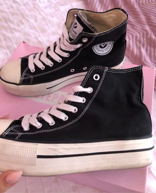 Zapatillas bota negras Victoria. de segunda mano por 16 EUR en Alaquas en  WALLAPOP