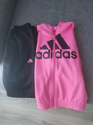 Chandal Adidas con capucha de segunda mano en WALLAPOP