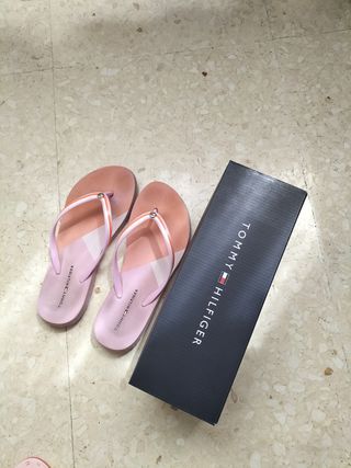 Chanclas rosas Tommy Hilfiger 39 de segunda mano por 10 EUR en Madrid en  WALLAPOP