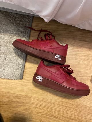 Zapatillas Air Force 1 color granate\\/rojo de segunda mano por 30 EUR en  Orihuela en WALLAPOP
