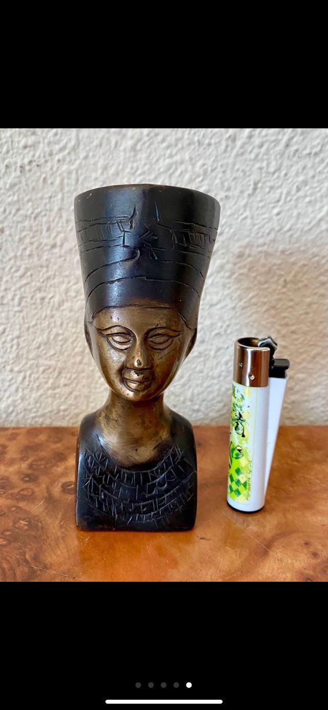 Antigua figura en bronce Nefertiti