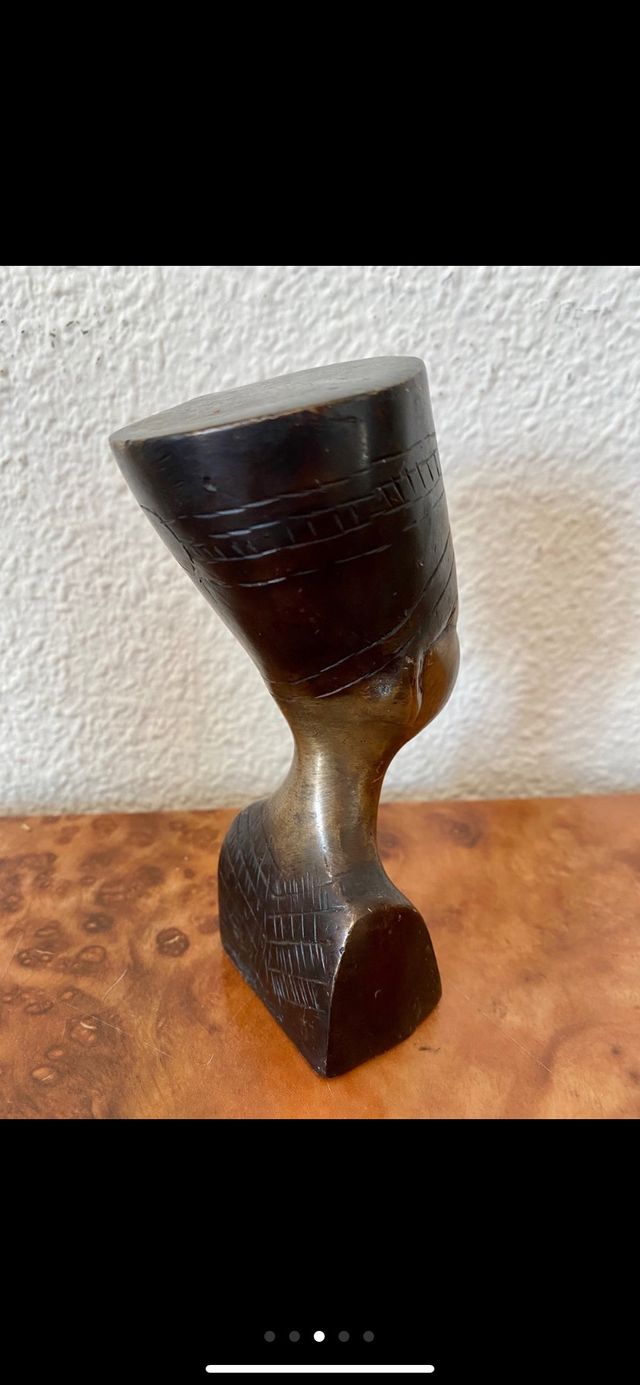 Antigua figura en bronce Nefertiti