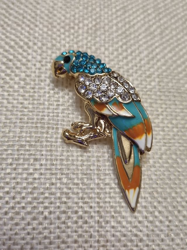 bonito broche en fantasía loro