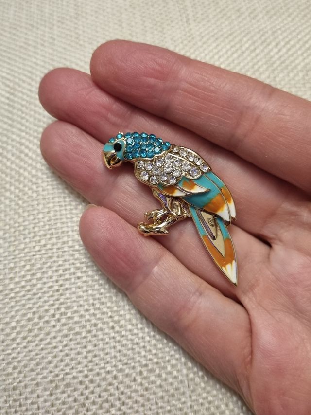 bonito broche en fantasía loro