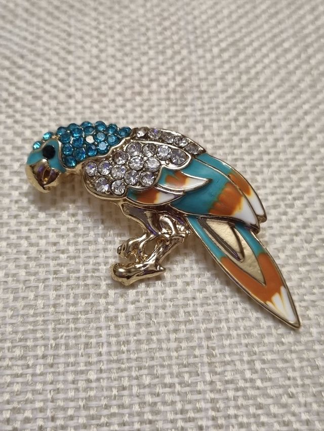 bonito broche en fantasía loro