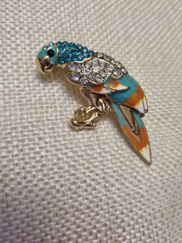 bonito broche en fantasía loro