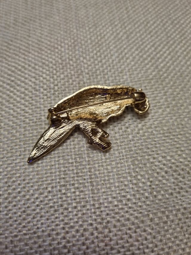 bonito broche en fantasía loro