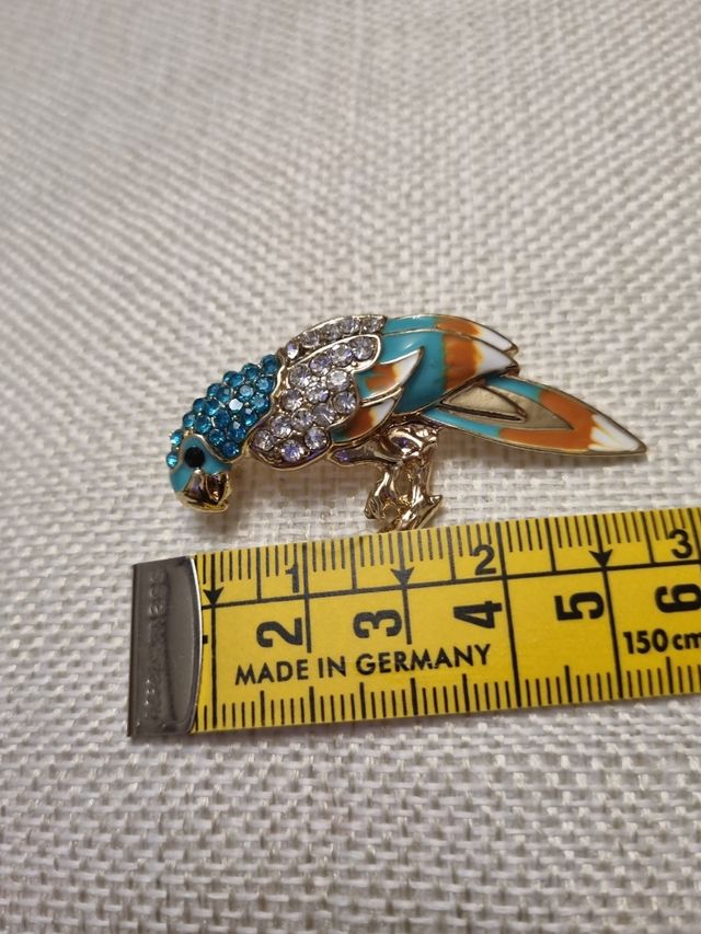 bonito broche en fantasía loro