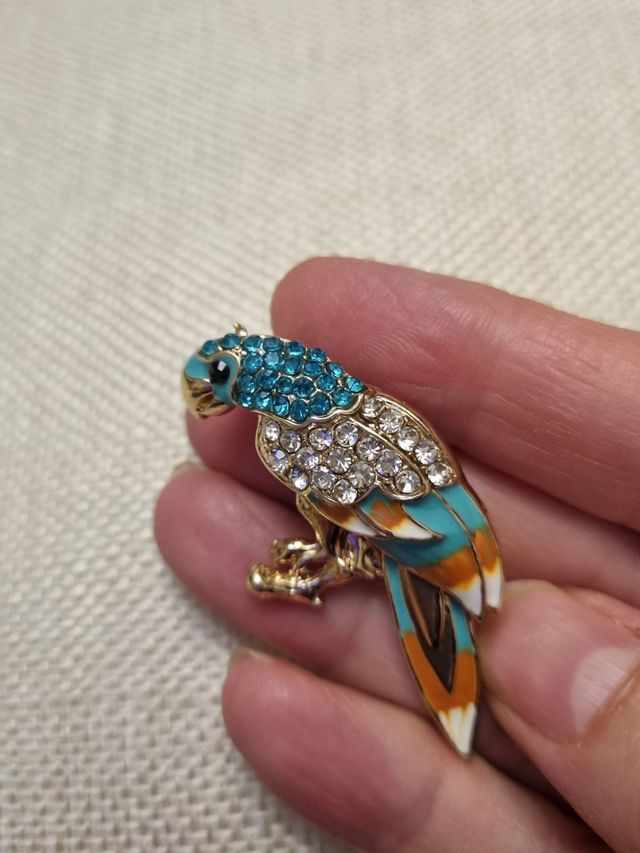 bonito broche en fantasía loro