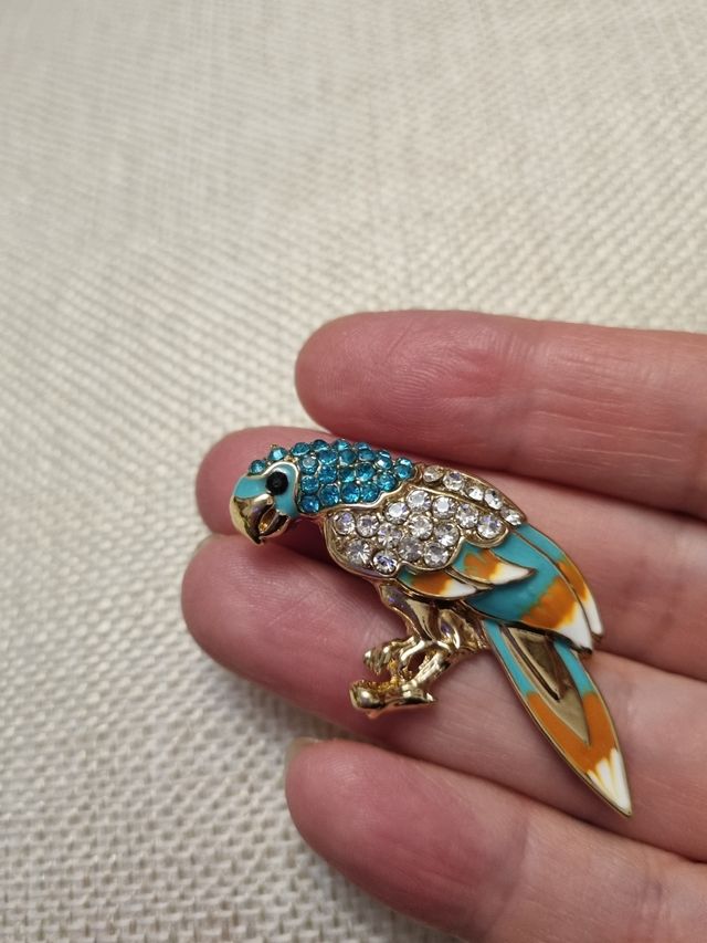 bonito broche en fantasía loro