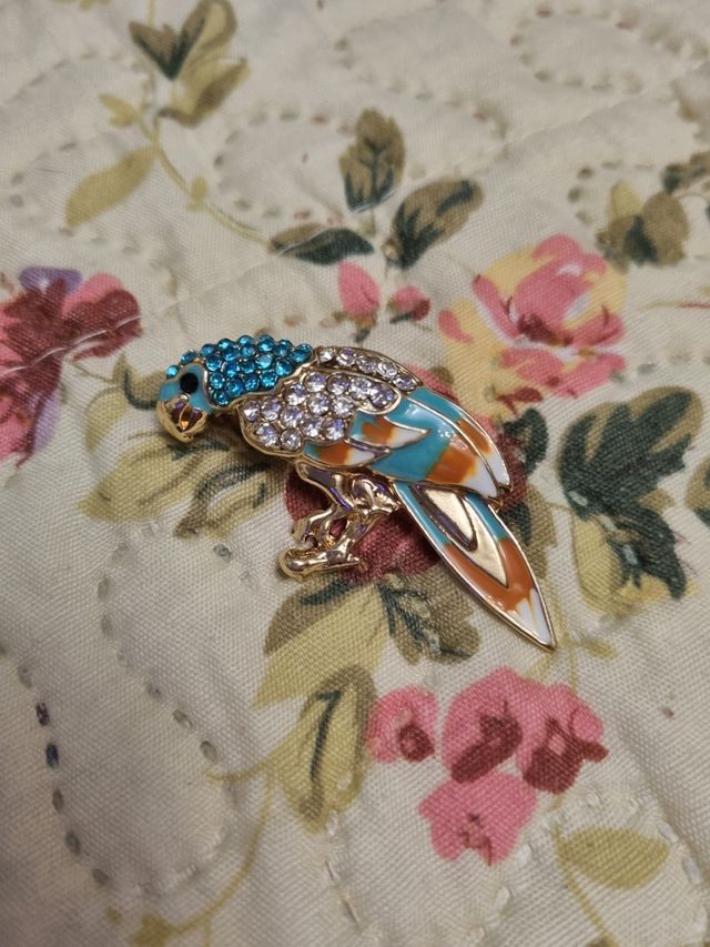 bonito broche en fantasía loro