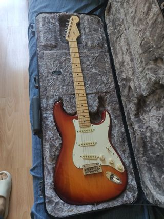 Guitarra Fender Stratocaster de segunda mano en Barcelona en WALLAPOP
