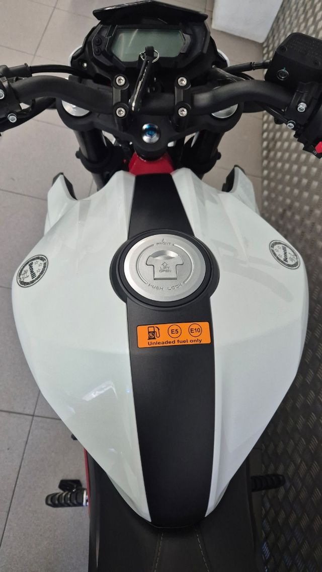 Benelli bn 125 negra