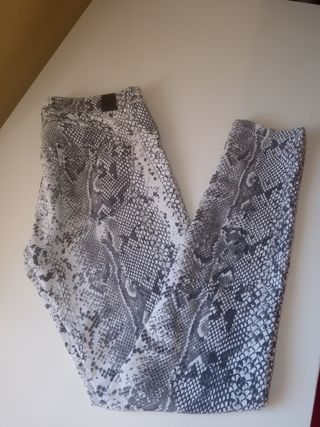 Pantalones Stradivarius de segunda mano en Villanueva de Castellón en  WALLAPOP