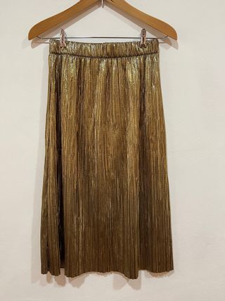 Falda dorada ZARA plisada de segunda mano por 10 EUR en Valencia en WALLAPOP
