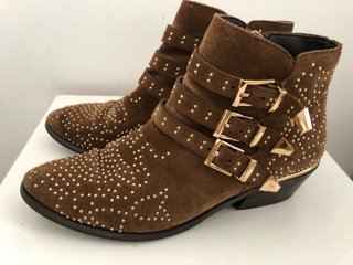 Botines marrones con tachuelas Alma en Pena Talla de segunda mano por 15  EUR en A Coruña en WALLAPOP