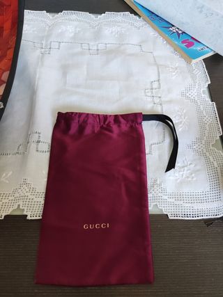 Bolsita de la marca Gucci de segunda mano por 5 EUR en Puerto de Gandia en  WALLAPOP