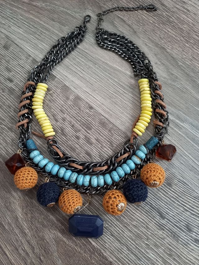 Collar Stradivarius. Puesto muy poco.