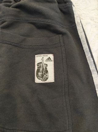 Pantalón Adidas desmontable de segunda mano por 20 EUR en Alcalá de Henares  en WALLAPOP