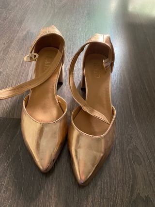 Zapatos de tacon medio dorados de segunda mano por 9 EUR en Granada en  WALLAPOP