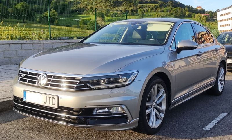 Volkswagen Passat  R Line - foto 1