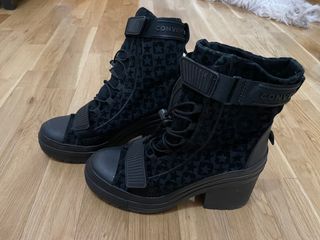 Zapatillas Converse tacón de segunda mano por 45 EUR en Madrid en WALLAPOP