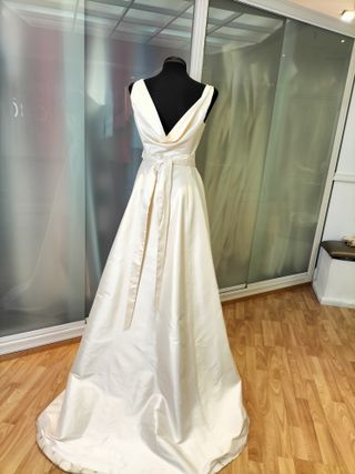 Vestido de novia escote cerrado corte A de segunda mano por 95 EUR en  Vitoria-Gasteiz en WALLAPOP