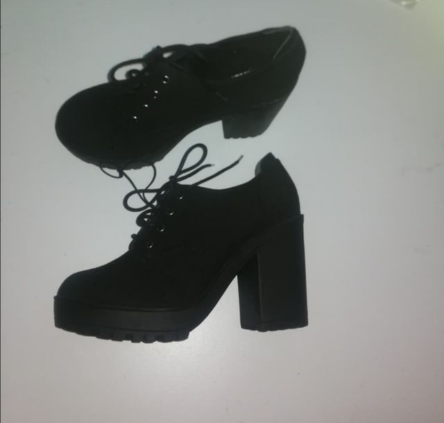 zapatos con etiqueta 