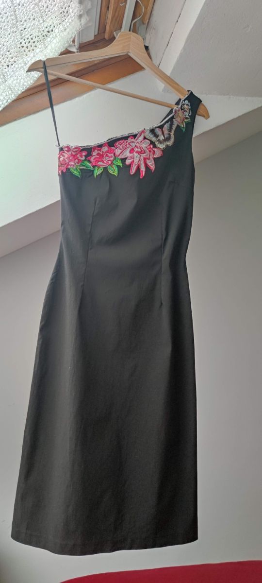 Vestido de cóctel cintura de avispa.