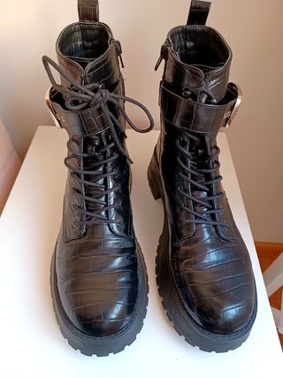 Botas tipo militar Lefties de segunda mano por 10 EUR en Granada en WALLAPOP