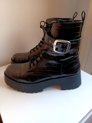 Botas tipo militar Lefties de segunda mano por 10 EUR en Granada en WALLAPOP