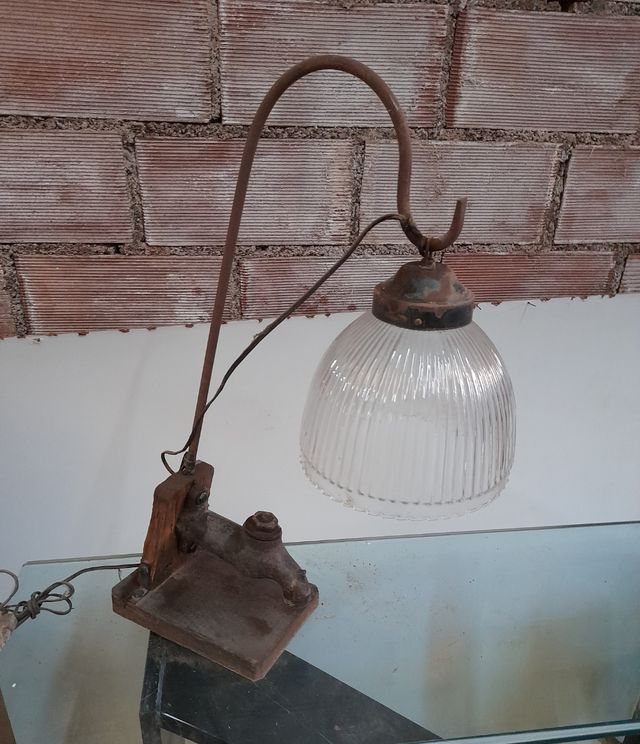 LÁMPARA DE SOBREMESA