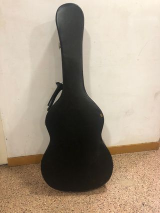 Funda de guitarra española. Precio NO NEGOCIABLE de segunda mano por 30 EUR  en Barcelona en WALLAPOP