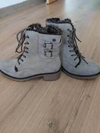 Botas con tacón y borreguito por dentro de segunda mano por 18 EUR en  Navalcarnero en WALLAPOP