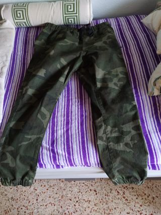 Pantalones camuflaje pull\u0026amp;bear nuevos de segunda mano por 15 EUR en  Massanassa en WALLAPOP