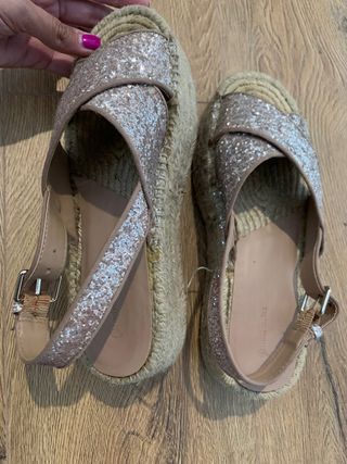 Sandalias Stradivarius doradas y rosas talla 38 de segunda mano por 5 EUR  en Huelva en WALLAPOP