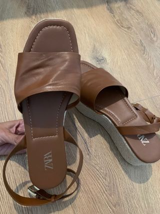 Sandalias marrones Zara talla 38 de segunda mano por 10 EUR en Huelva en  WALLAPOP