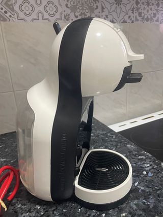 Cafetera Dolce Gusto De\\'longhi de segunda mano por 20 EUR en Canet de Mar  en WALLAPOP