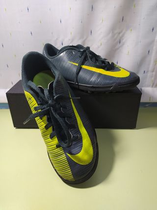 Botas fútbol niño multitacos Nike de segunda mano por 10 EUR en Coslada en  WALLAPOP
