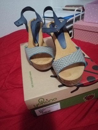 Sandalias azules y doradas de Yokono nuevas de segunda mano por 35 EUR en  Cartagena en WALLAPOP