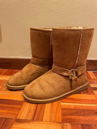 Botas estilo Ugg con pelo por dentro talla 37 de segunda mano por 7 EUR en  El Valle en WALLAPOP
